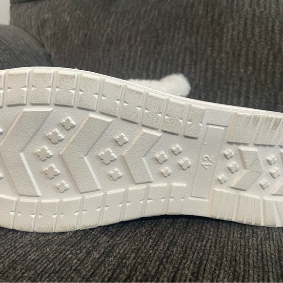 Grinch Slippers!! Don’t sleep on these! Like new condition! Size 8/8.5 US - Picture 4 of 4